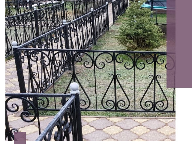 Кованые газонные ограждения под ключ в Костроме